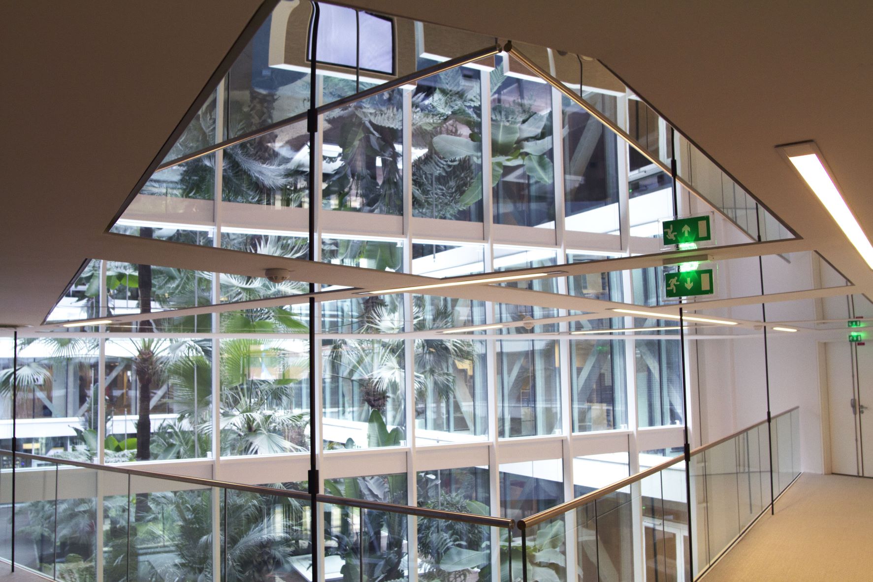 Plafond miroir Like Mirror dans le hall des bureaux de l'INPI à Courbevoie