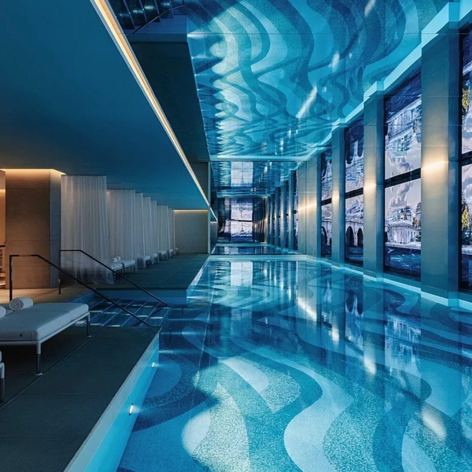 Plafond miroir Like Mirror dans la piscine de l'hôtel Cheval Blanc Paris