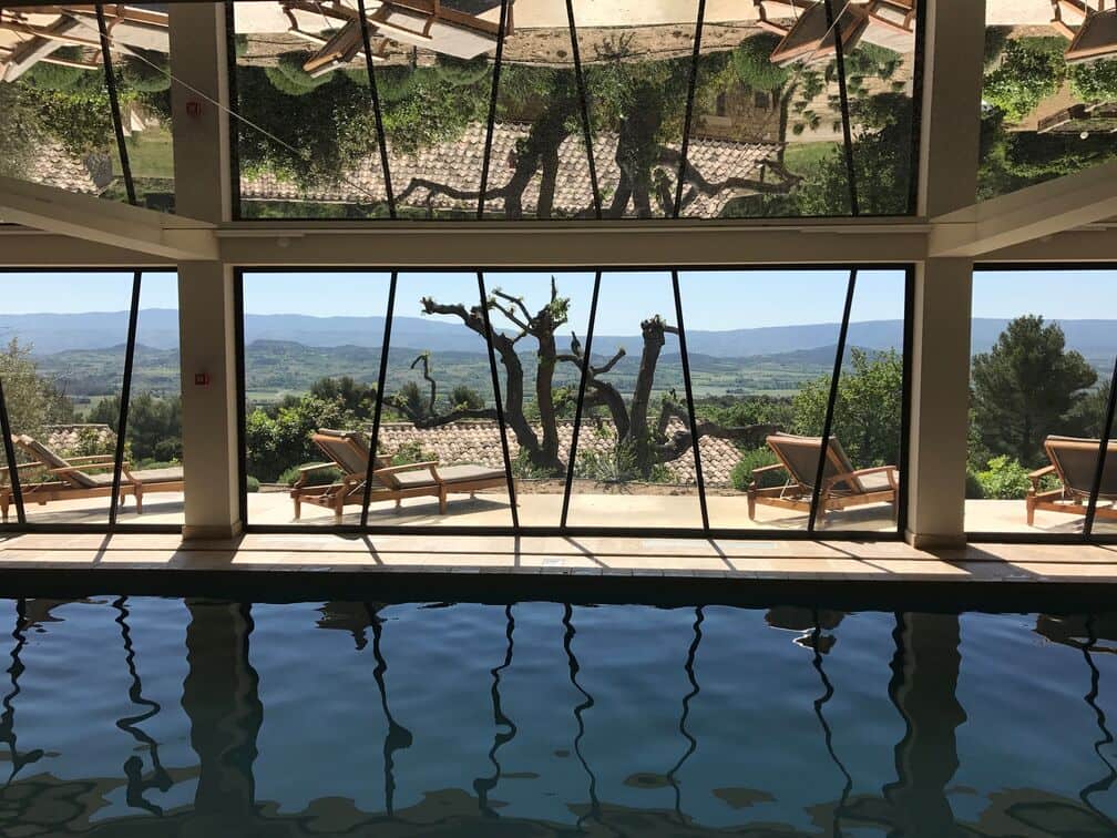 Plafond miroir Like Mirror dans la piscine de l'hôtel le Mas des Herbes Blanches avec un design imaginé par Laurent Maugoust