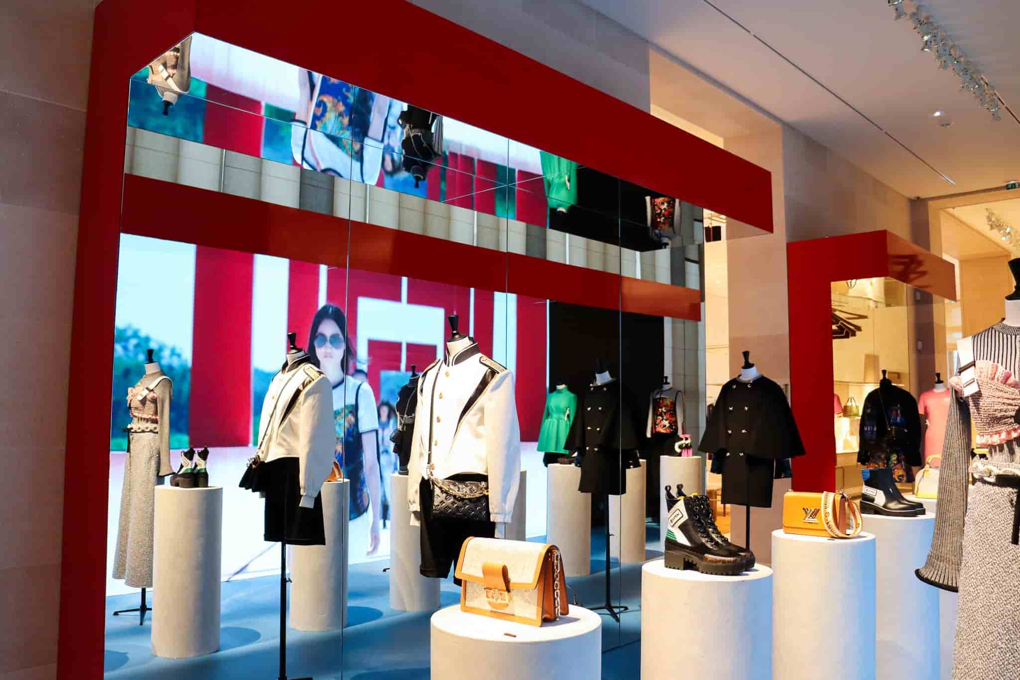 Miroir Like Mirror dans cet espace de présentation de la boutique Louis Vuitton place Vendôme
