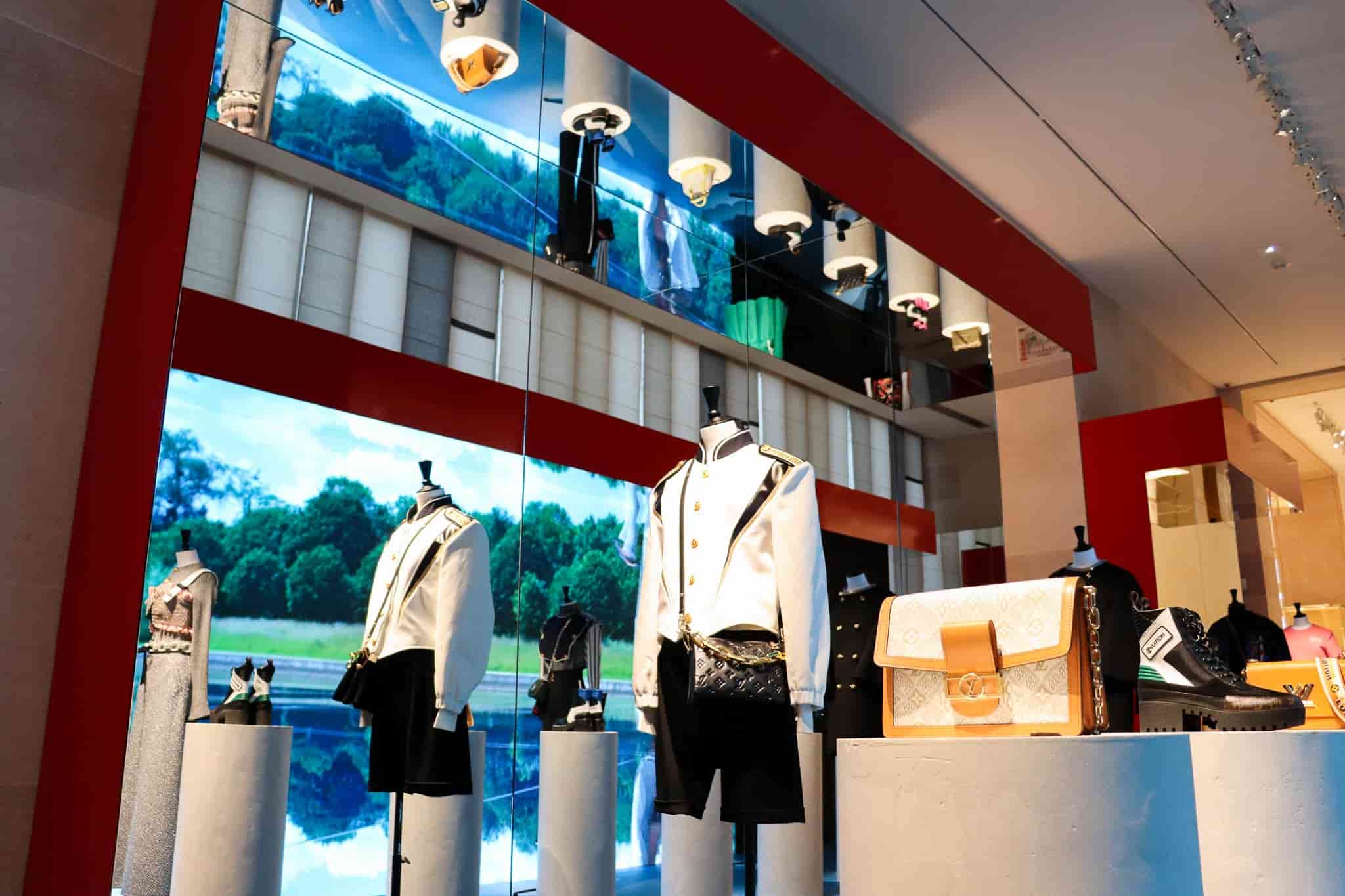 Miroir Like Mirror dans cet espace de présentation de la boutique Louis Vuitton place Vendôme