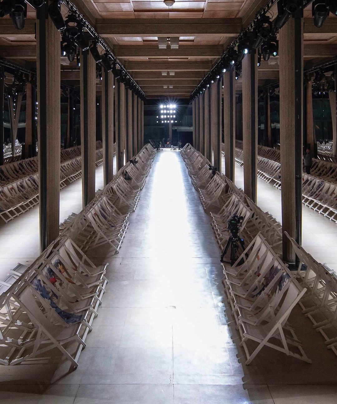 Façade miroir Like Mirror au défilé Miu Miu Paris Fashion Week 2022
